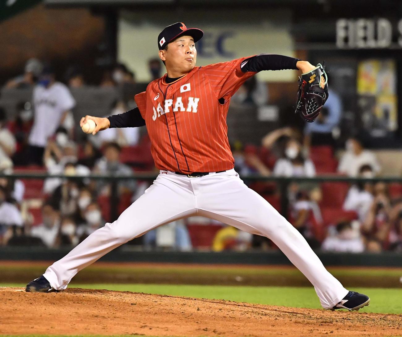 巨人対日本代表　日本代表6番手の栗林（撮影・上田博志）