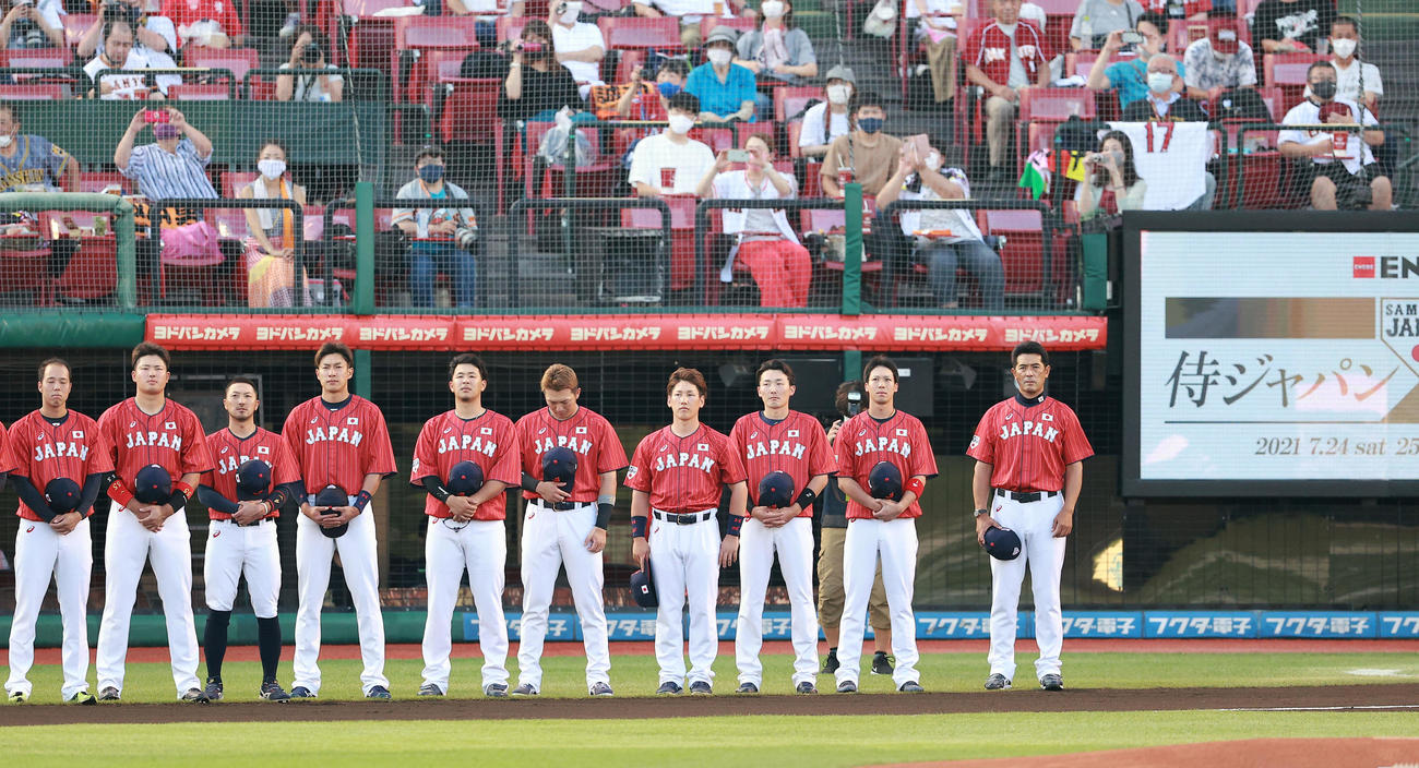 巨人対日本代表　君が代斉唱する日本代表稲葉篤紀監督（右）らナイン（撮影・浅見桂子）