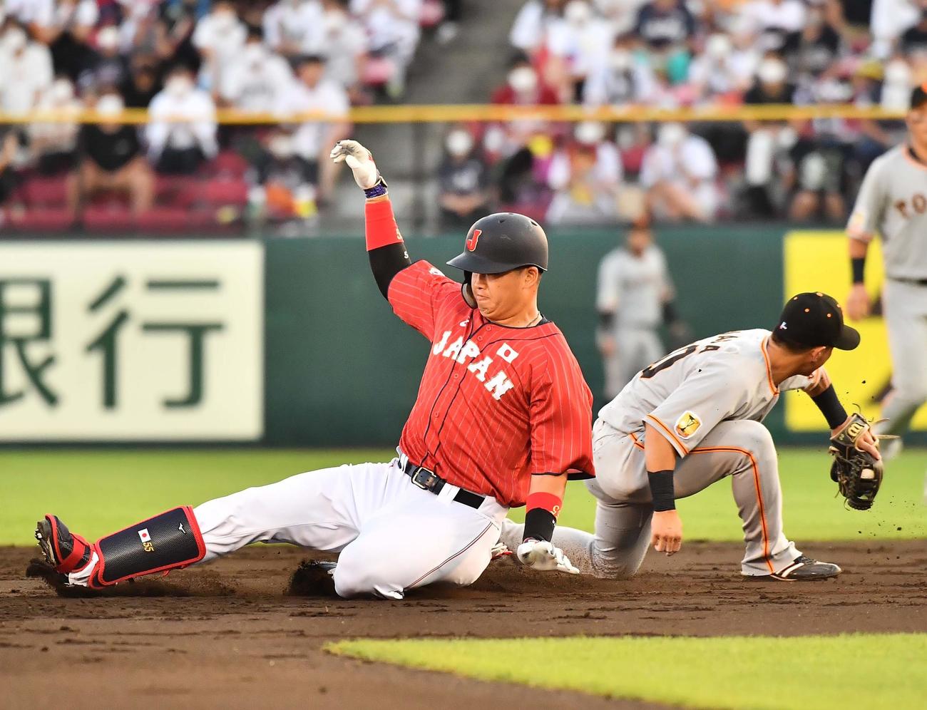 巨人対日本代表　2回表日本代表2死、右翼線へ二塁打を放つ村上（撮影・上田博志）