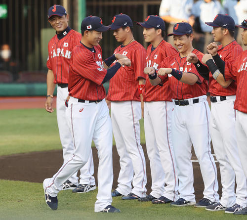 巨人対日本代表　試合前、選手紹介でダブルグータッチで入場する日本代表柳田（左）（撮影・垰建太）