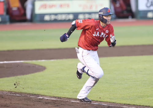 巨人対日本代表　3回表日本代表1死、内野安打で出塁する源田（撮影・垰建太）
