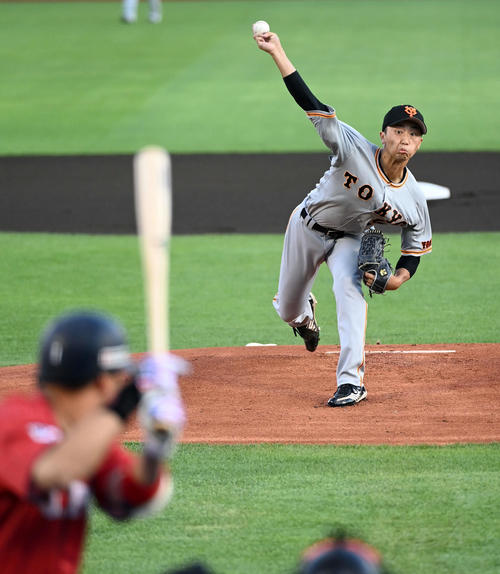 巨人対日本代表　巨人先発の直江（撮影・前岡正明）
