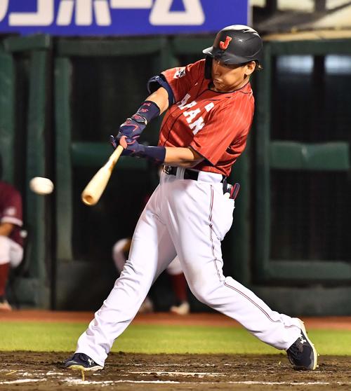 巨人対日本代表　7回表日本代表1死三塁、右前に適時打を放つ吉田正（撮影・上田博志）