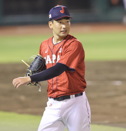 巨人対日本代表　7回裏巨人の攻撃を無失点に抑え笑顔を見せる岩崎（撮影・垰建太）