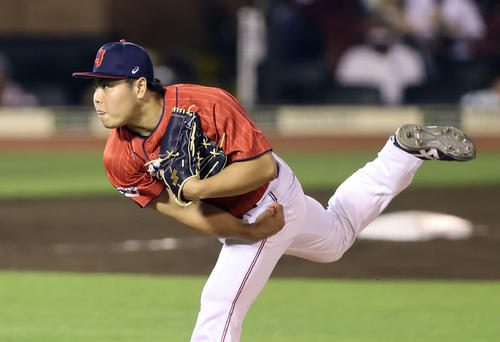 巨人対日本代表　8回裏、日本代表5番手で登板し力投する平良（撮影・垰建太）