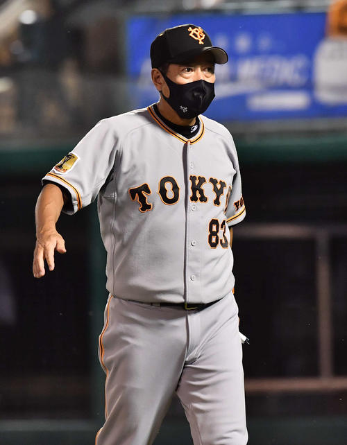 巨人対日本代表　選手交代を告げベンチに戻る原監督（撮影・上田博志）