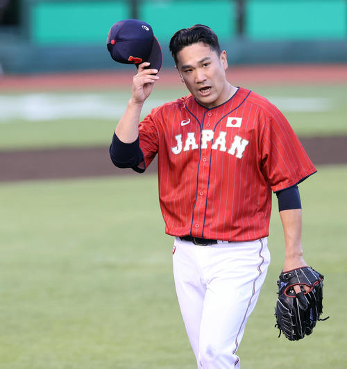 巨人対日本代表　1回裏巨人の攻撃を無失点に抑え気合いの入った表情で引き揚げる日本代表先発の田中将（撮影・垰建太）