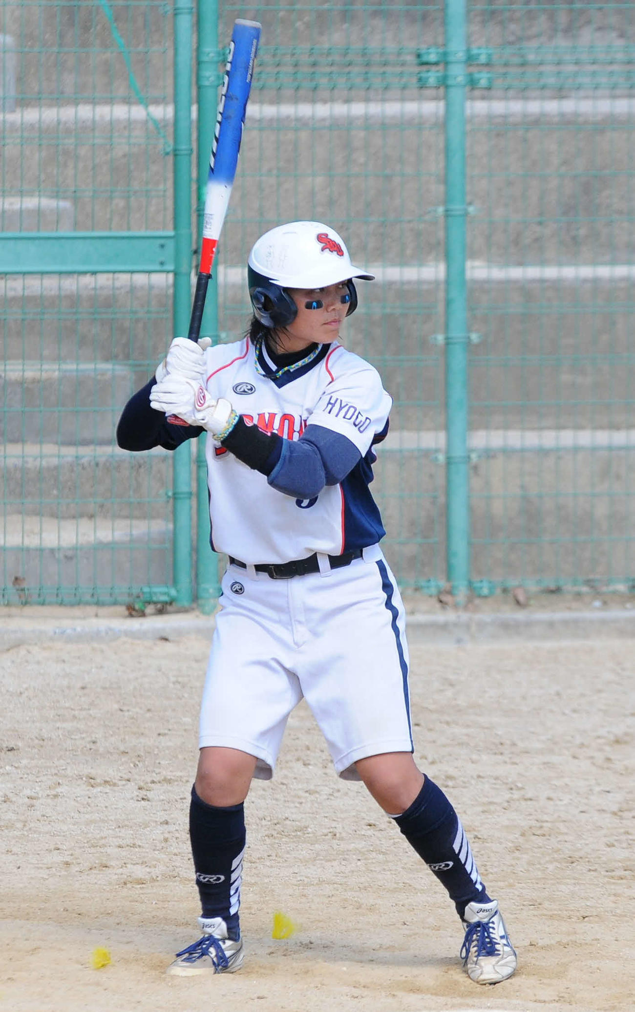 バッターボックスに立つ、大学時代の清原奈侑捕手（左から2番目）（園田学園女子大学提供）＝2021年7月23日