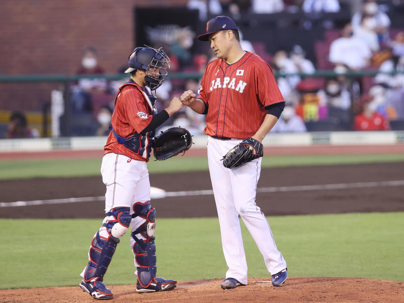 巨人対日本代表　3回裏巨人2死、マウンドでグータッチを交わす田中将大（右）と梅野（撮影・垰建太）