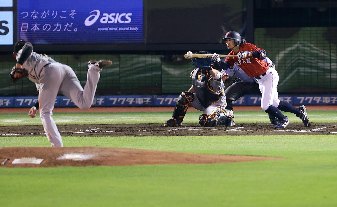 巨人対日本代表　6回表日本代表1死一、三塁、菊池涼はセフティースクイズを決める。投手平内（撮影・浅見桂子）