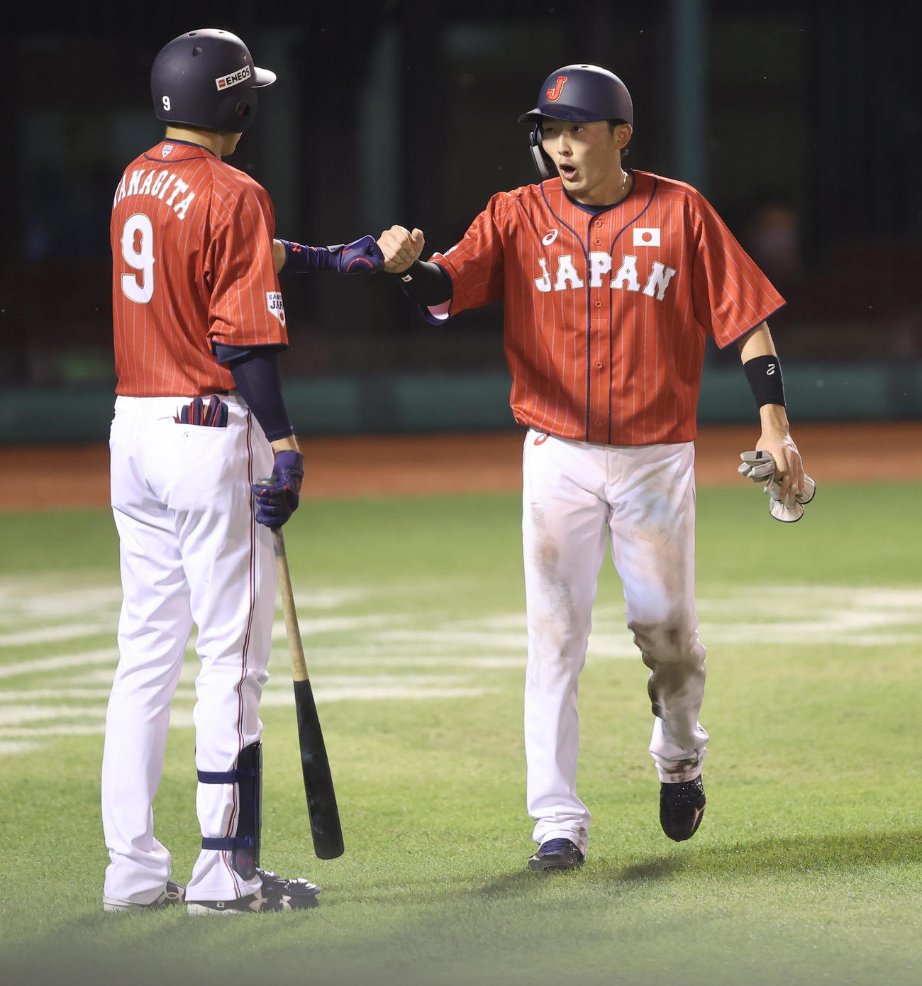 巨人対日本代表　6回表日本代表1死一、三塁、浅村の適時二塁打で生還し柳田（左）とグータッチを交わす源田（撮影・垰建太）