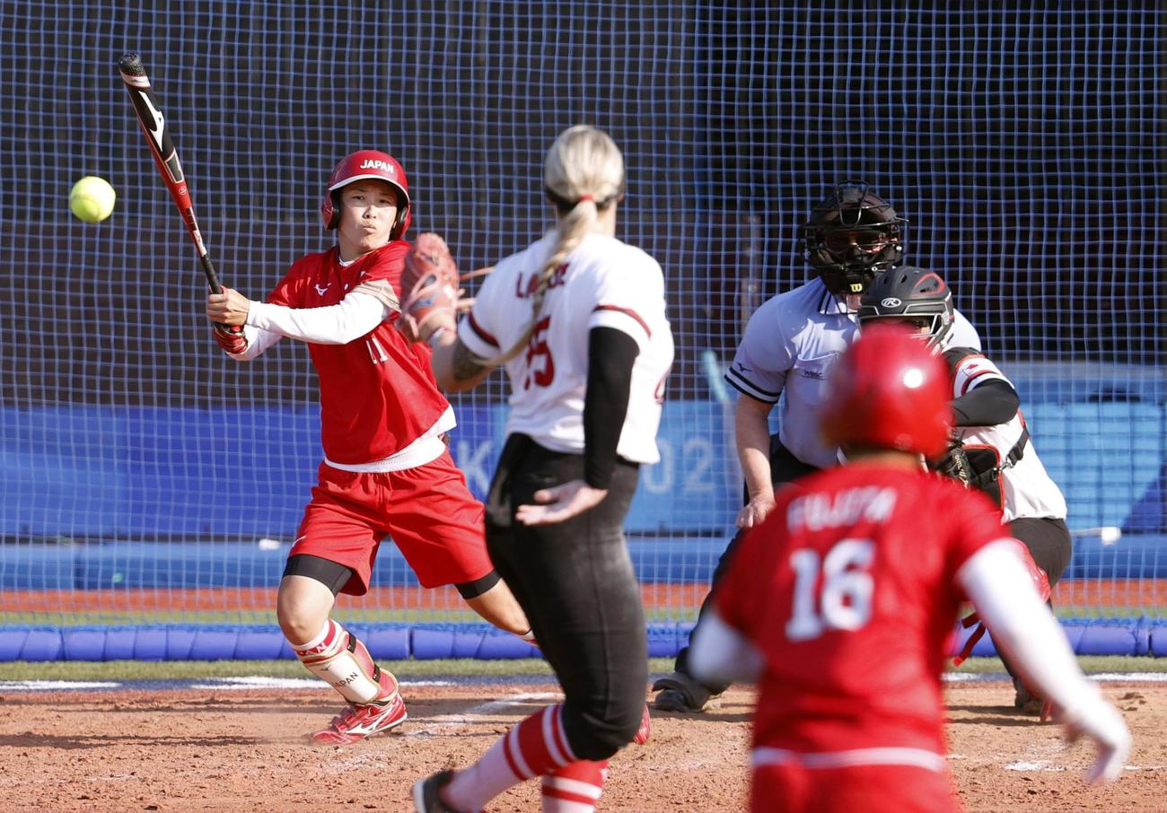 日本―カナダ　タイブレークの延長8回、山田が中前にサヨナラ打を放つ（共同）