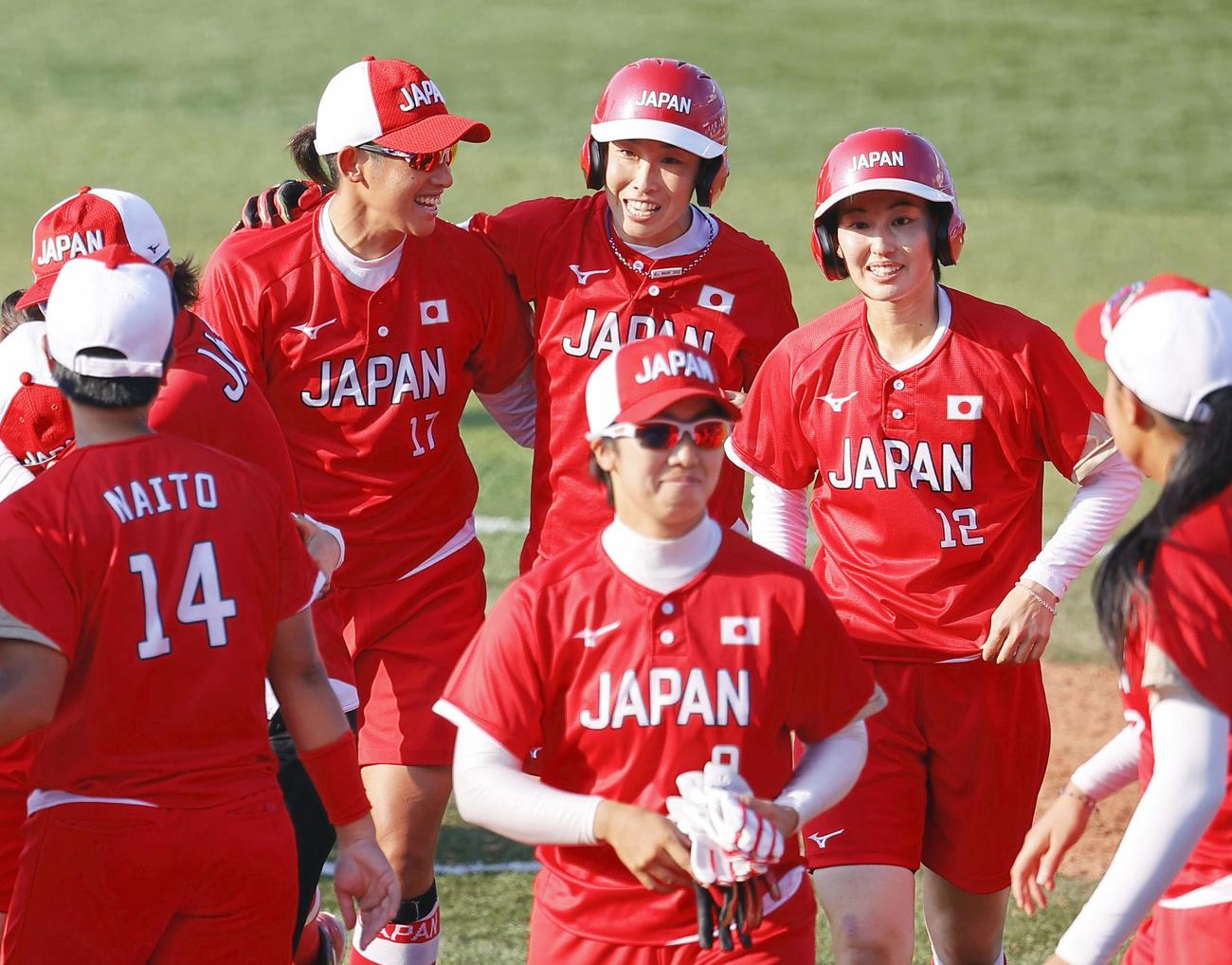 タイブレーク延長の末カナダにサヨナラ勝ちし、上野（奥左）と抱き合って喜ぶ山田（共同）