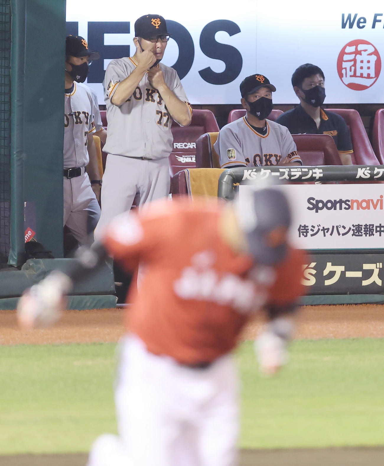 巨人対日本代表　6回表日本代表無死一、三塁、遊飛に倒れる鈴木誠（手前）を見つめる原監督（右から2人目）（撮影・垰建太）