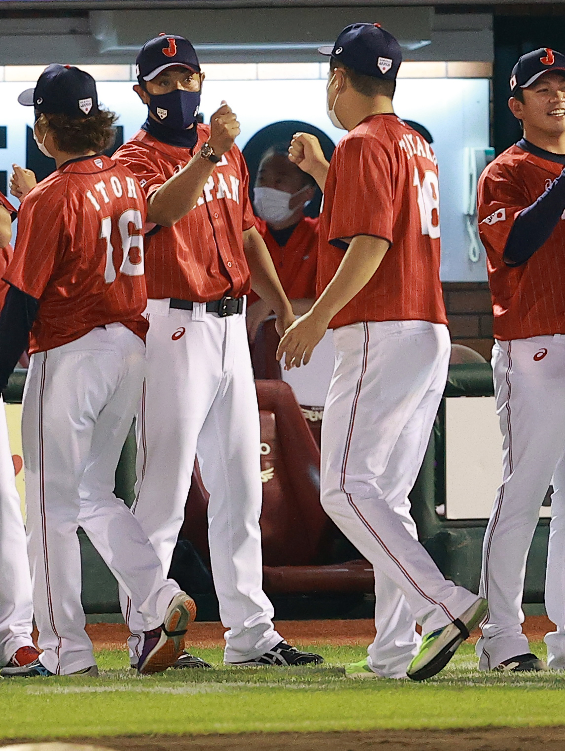 巨人対日本代表　快勝し、田中将（手前）とグータッチする稲葉監督（撮影・浅見桂子）
