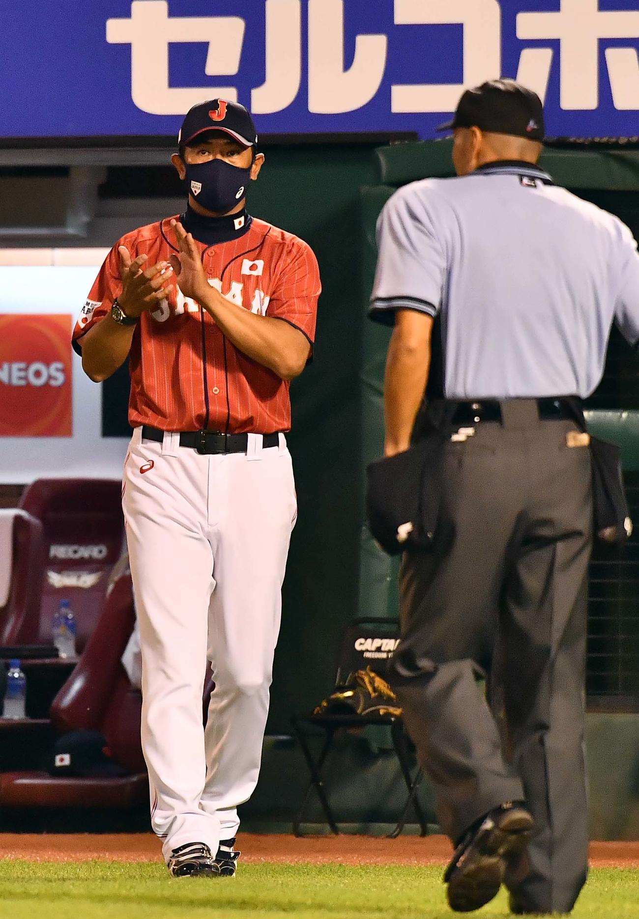 巨人対日本代表　選手交代を告げる稲葉監督（撮影・上田博志）