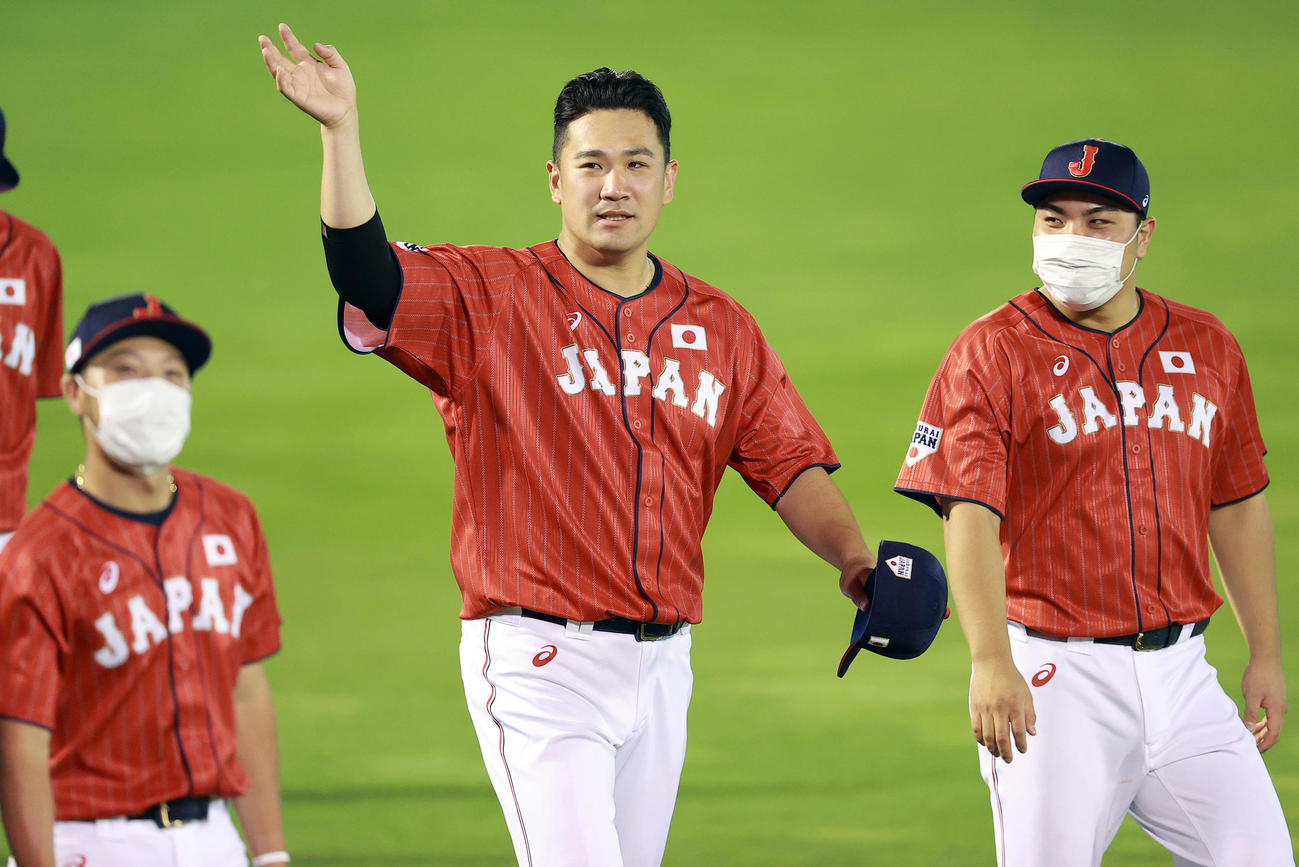巨人対日本代表　試合後、場内1周で手を振る日本代表の田中将（中央）。右は平良（撮影・浅見桂子）