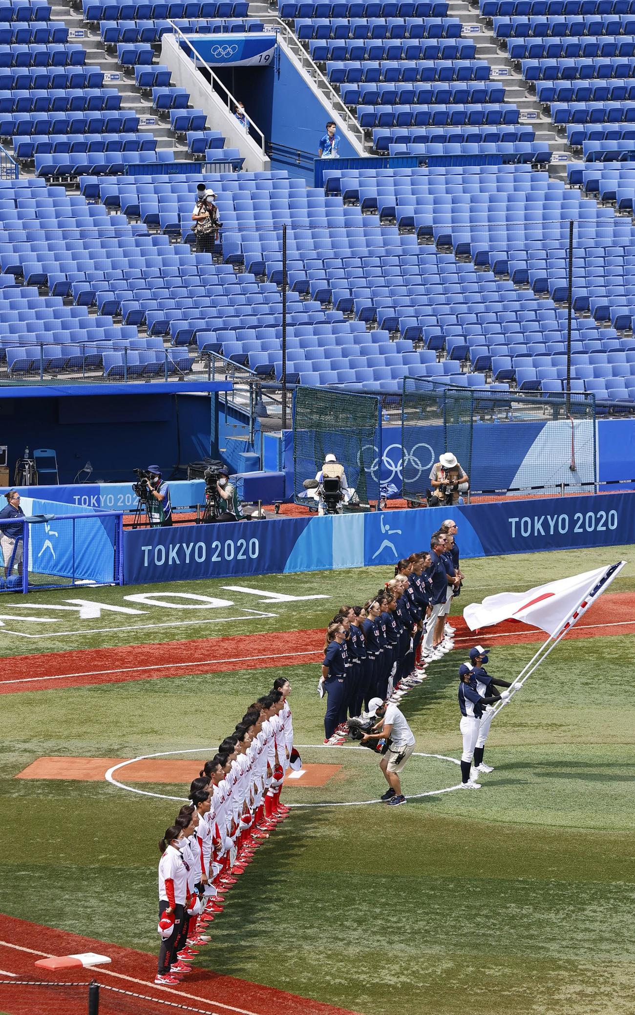無観客の横浜スタジアムで試合前に整列する日本（手前）と米国の選手たち（共同）