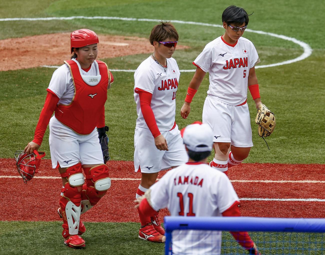 7回、サヨナラ本塁打を浴び、ベンチに戻る（左から）峰、藤田、山本（共同）