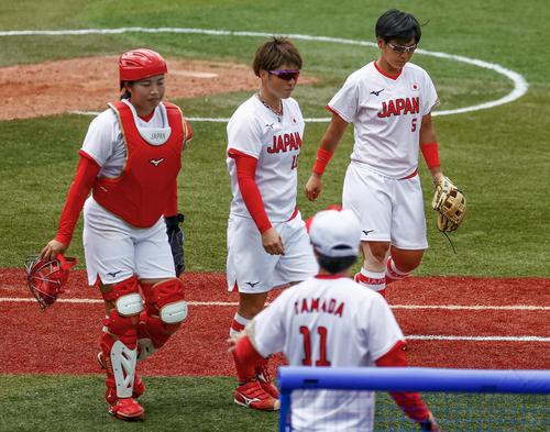 7回、サヨナラ本塁打を浴び、ベンチに戻る（左から）峰、藤田、山本（共同）