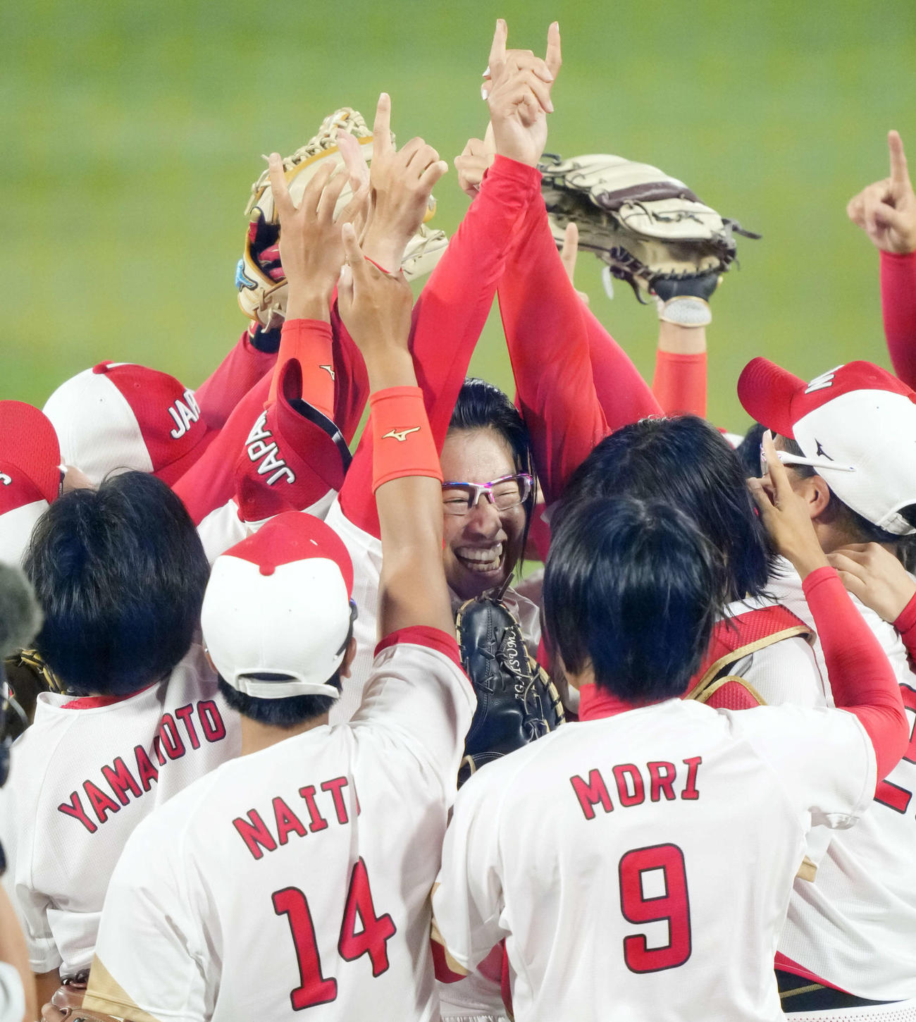 日本対米国　米国に勝利し優勝を決め、ナインと喜びを爆発させる上野（中央）（撮影・鈴木みどり）