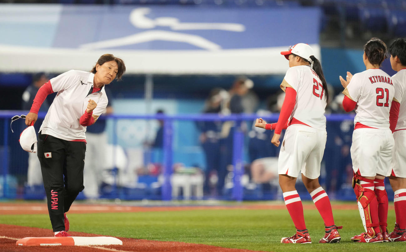 日本対米国　試合前の入場で拳を握る宇津木監督（撮影・鈴木みどり）
