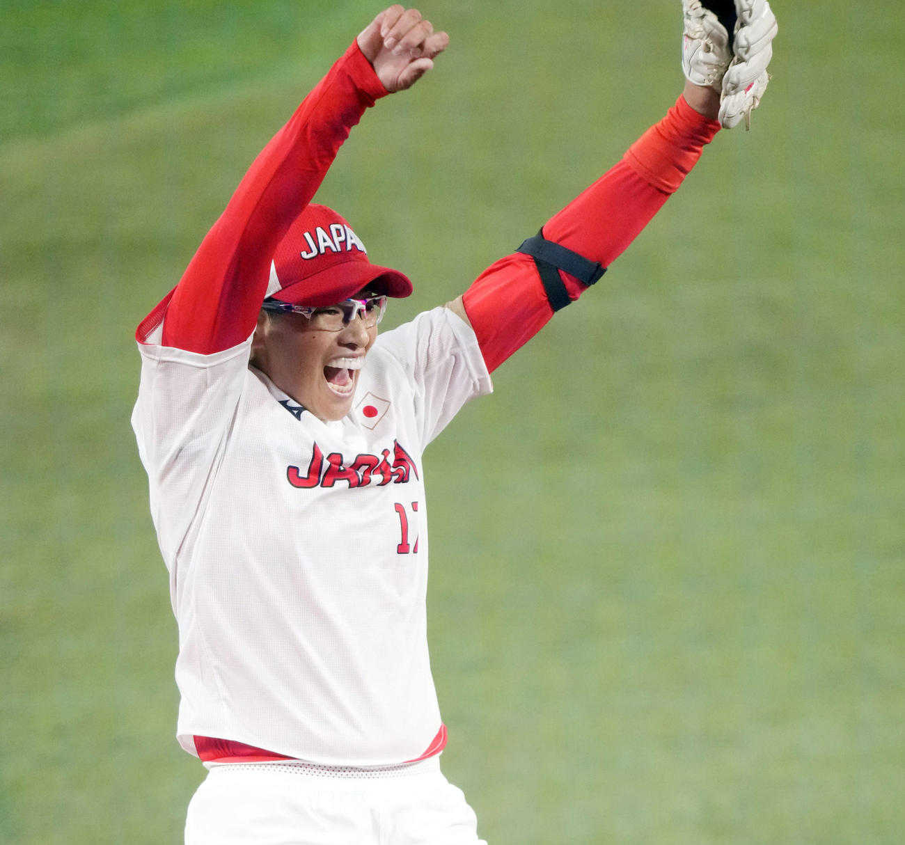日本対米国　米国に勝利し優勝を決め、喜びを爆発させる上野（撮影・鈴木みどり）
