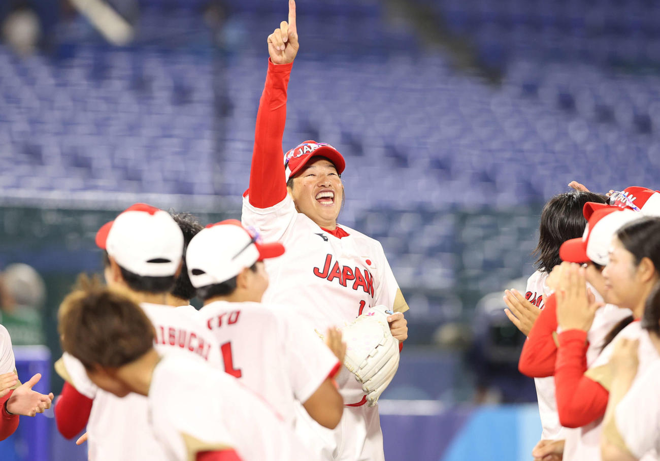 日本対米国　優勝を決めて指を突き上げる上野（中央）（撮影・河野匠）