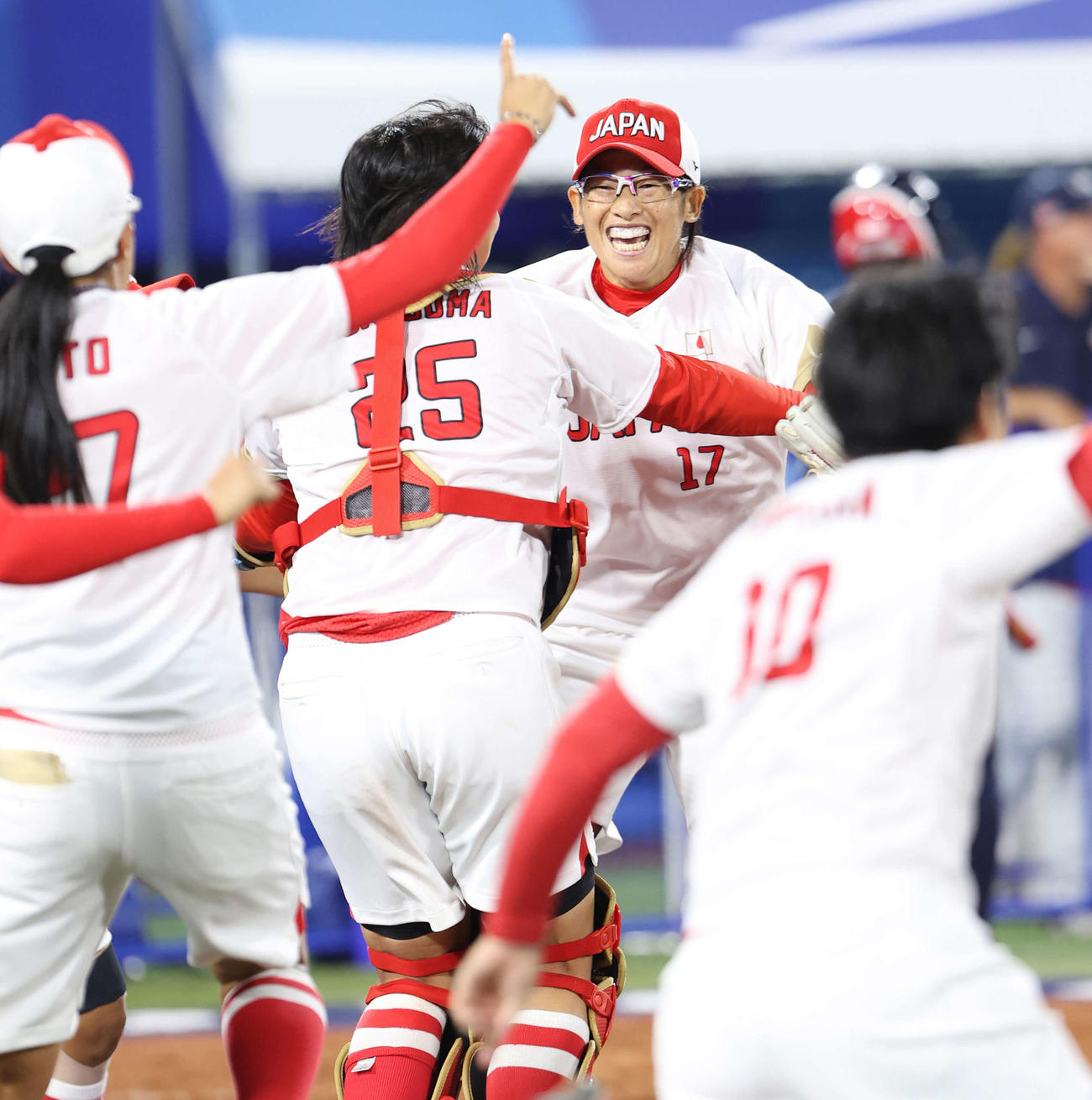 日本対米国　米国に勝利し喜び合う上野ら（撮影・河野匠）