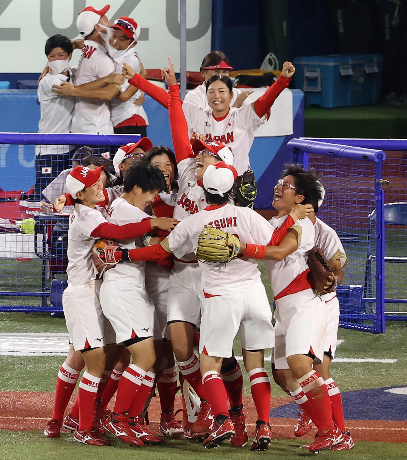 日本対米国　米国に勝利し優勝を決め、喜び合う上野（中央）ら日本ナイン（撮影・河野匠）