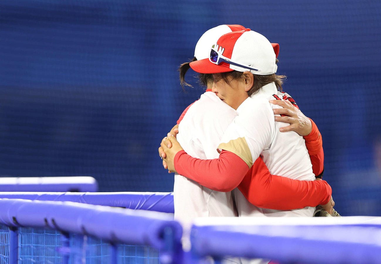 日本対米国　米国に勝利し上野（左）と抱き合う宇津木監督（撮影・河野匠）