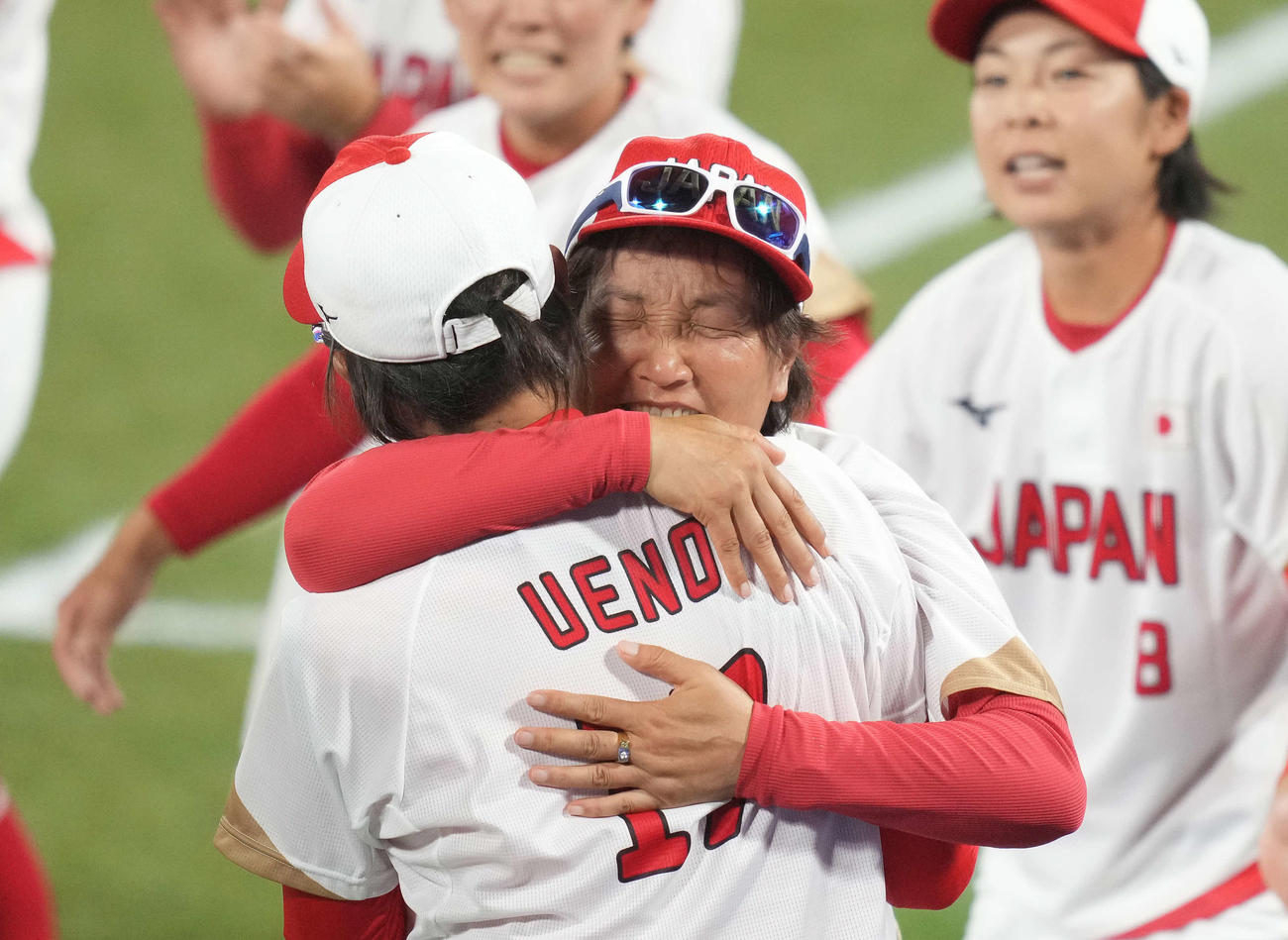 日本対米国　米国に勝利し優勝を決め、上野（左）と抱き合って喜ぶ宇津木監督（撮影・鈴木みどり）