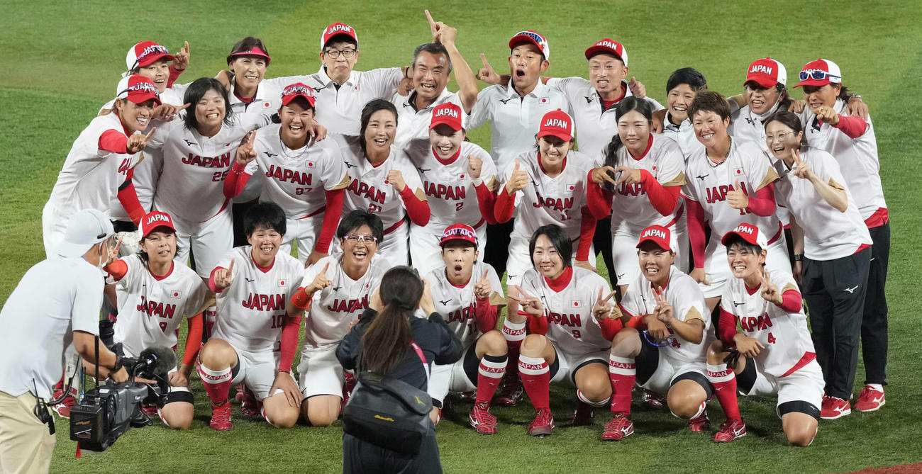 日本対米国　米国に勝利し優勝を決め、記念撮影する上野（中列左）らソフトボール日本代表（撮影・鈴木みどり）