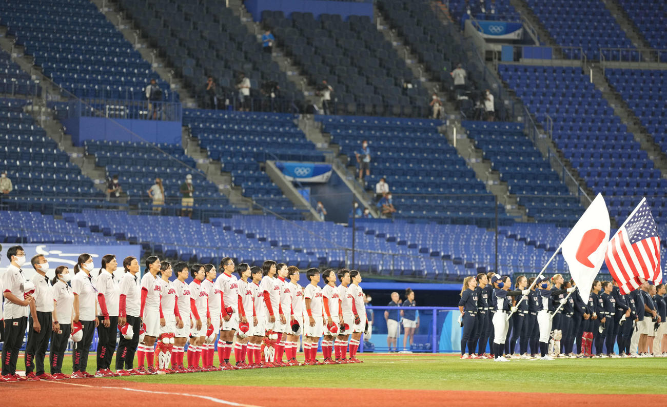 日本対米国　試合前、君が代を斉唱するソフトボール日本代表（撮影・鈴木みどり）