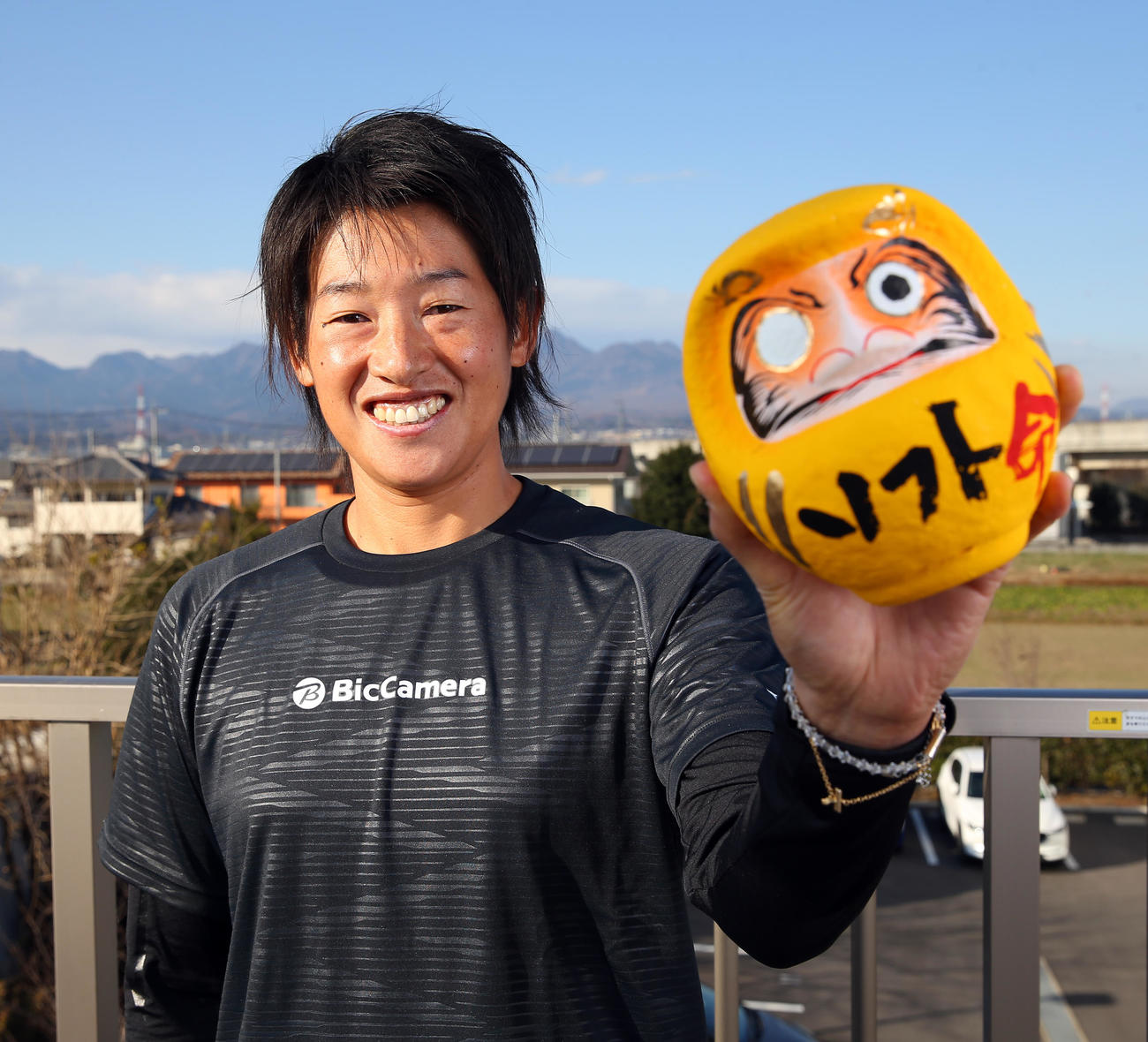 だるまを手に笑顔の上野由岐子（2019年12月撮影）