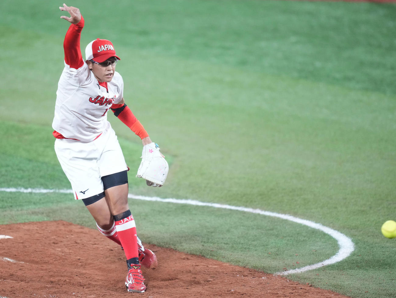 日本対米国　先発し力投する上野（撮影・鈴木みどり）