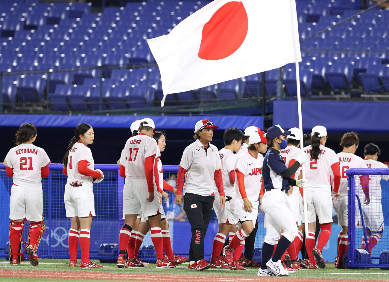 日本対米国　試合前の円陣を終えベンチに戻る日本ナイン。中央は宇津木監督（撮影・河野匠）