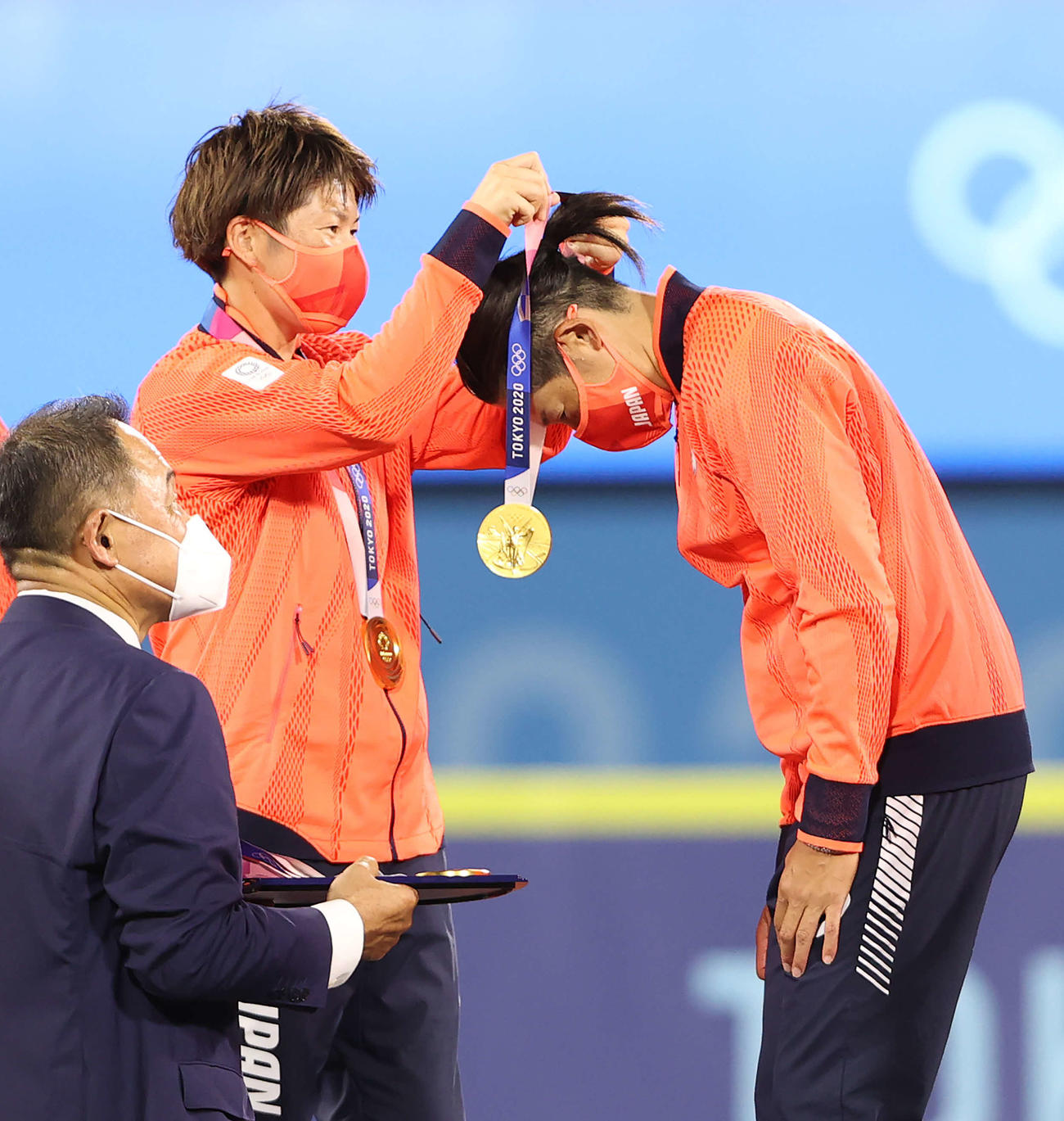 日本対米国　表彰式で上野（右）に金メダルをかける藤田（撮影・河野匠）