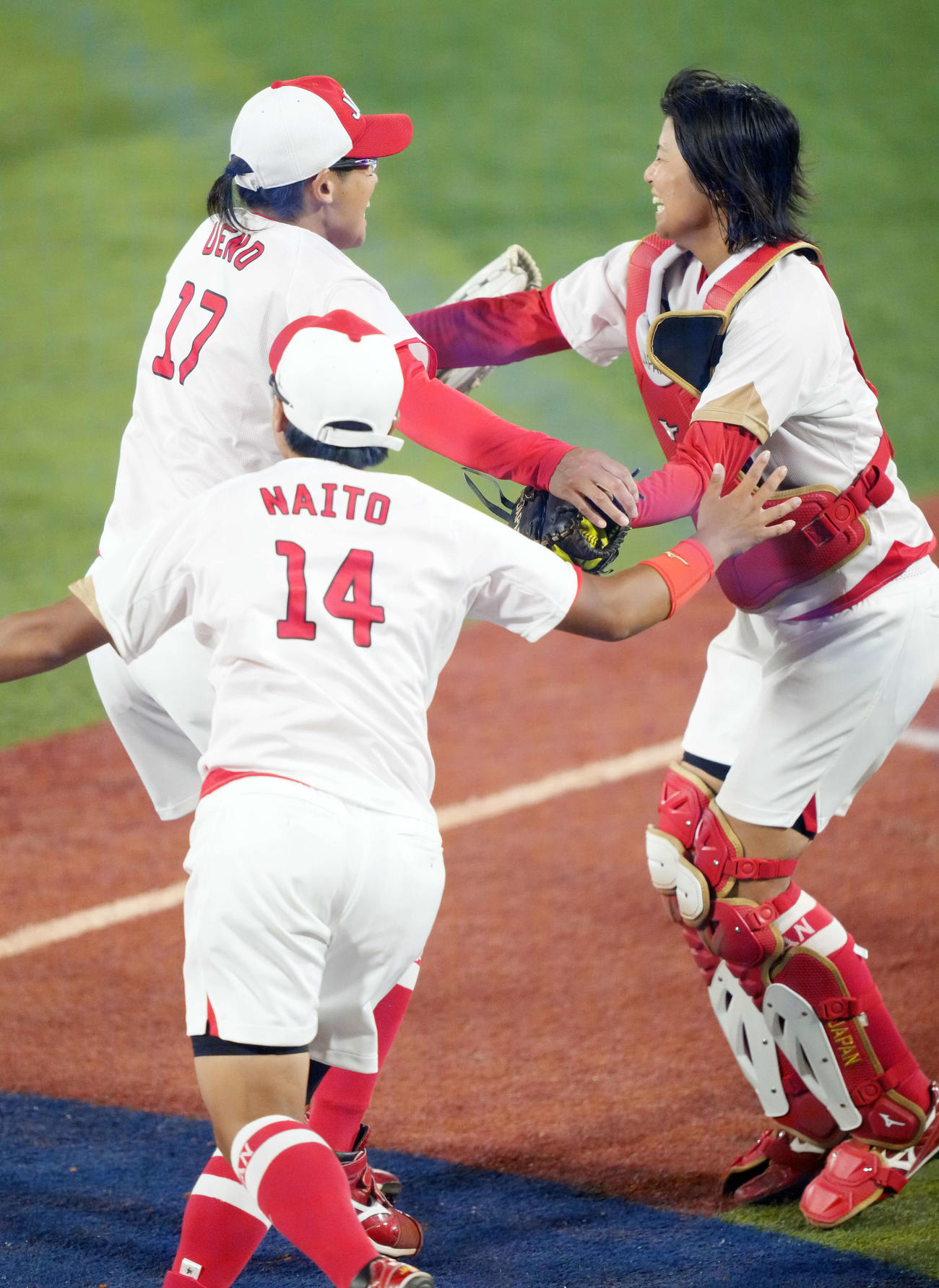 日本対米国　米国に勝利し優勝を決め、喜びを爆発させる上野（左）と我妻（撮影・鈴木みどり）