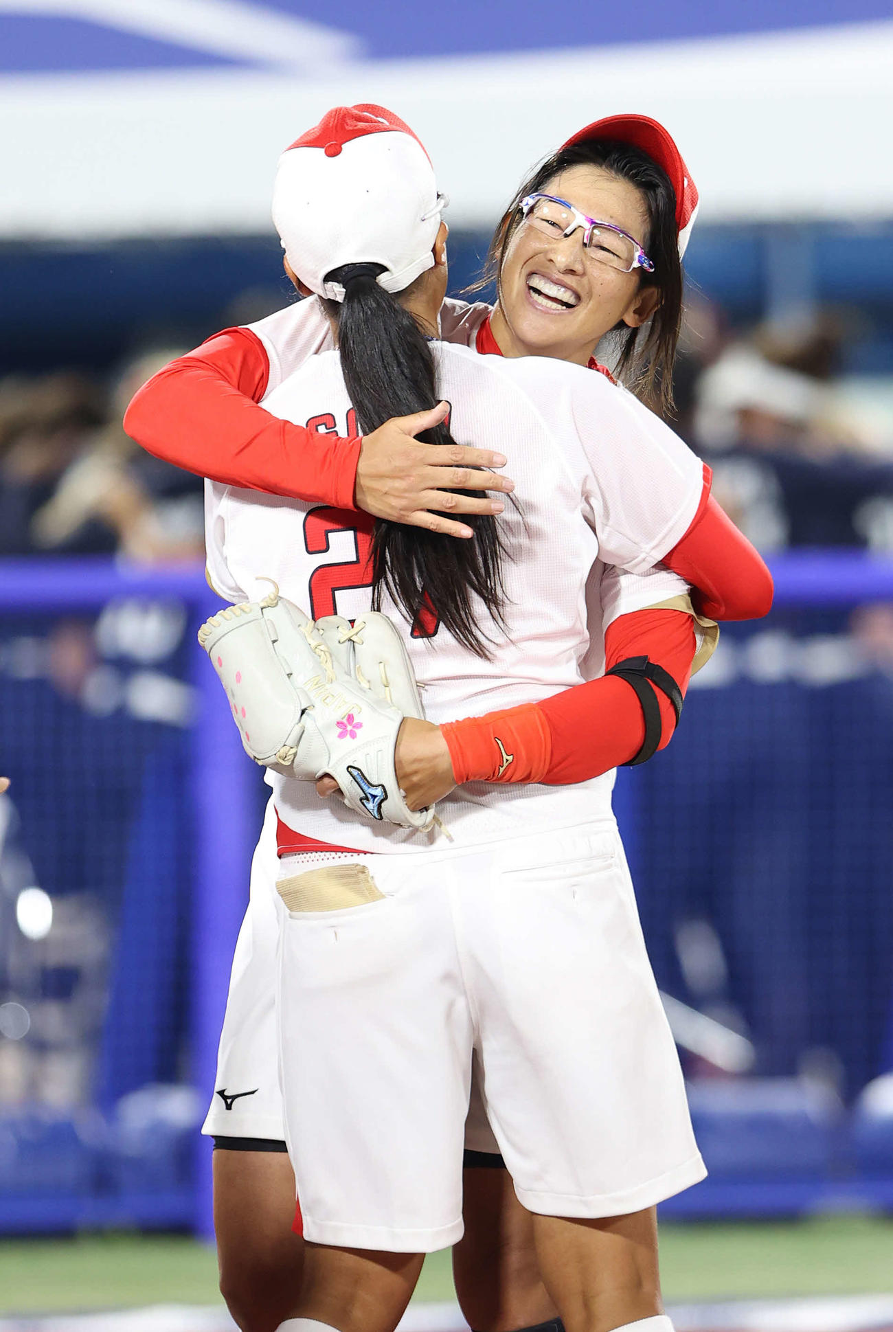 日本対米国　米国に勝利し後藤（手前）と笑顔で抱き合う上野（撮影・河野匠）