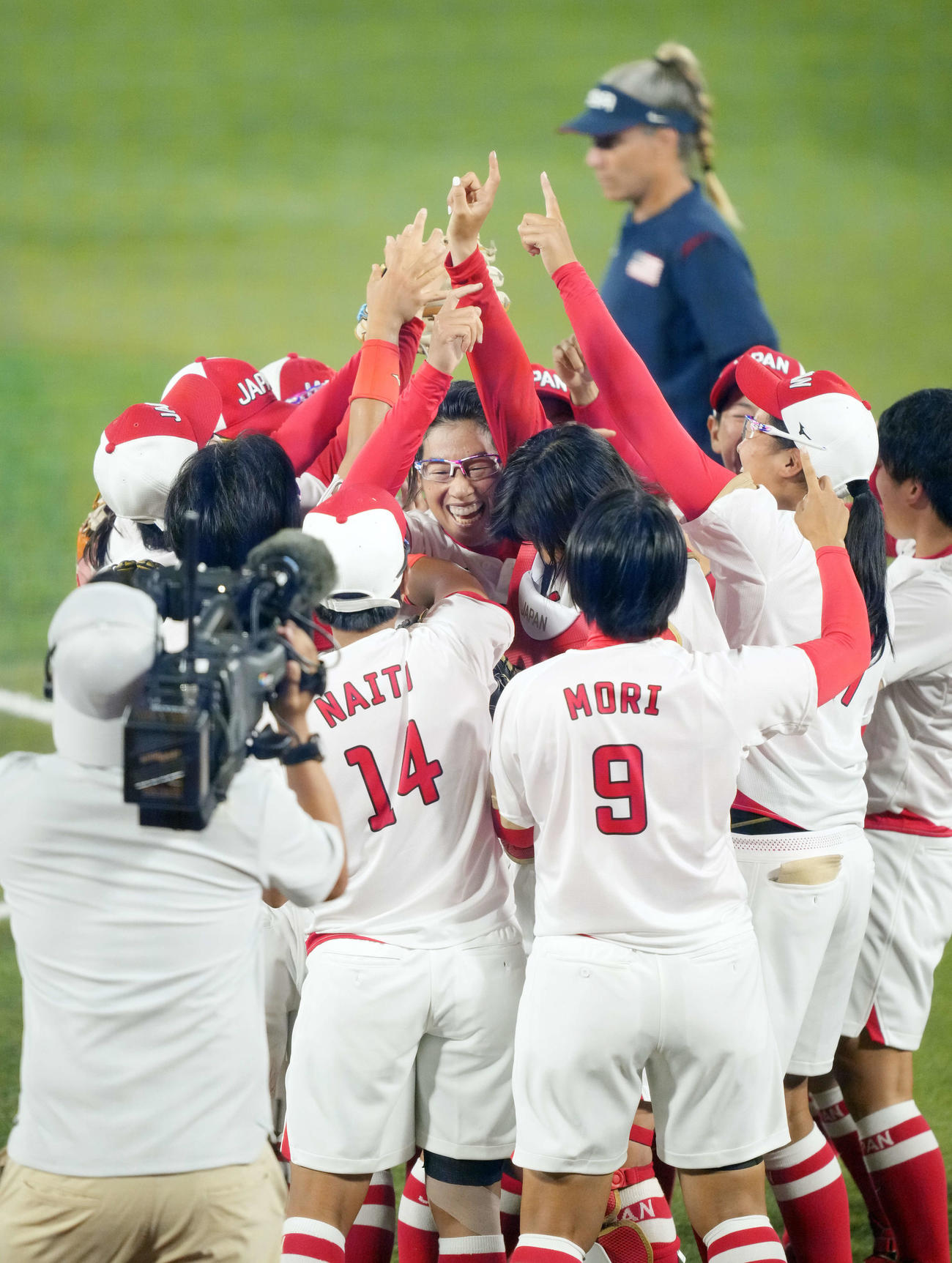 日本対米国　米国に勝利し優勝を決め、ナインと喜びを爆発させる上野（中央）（撮影・鈴木みどり）