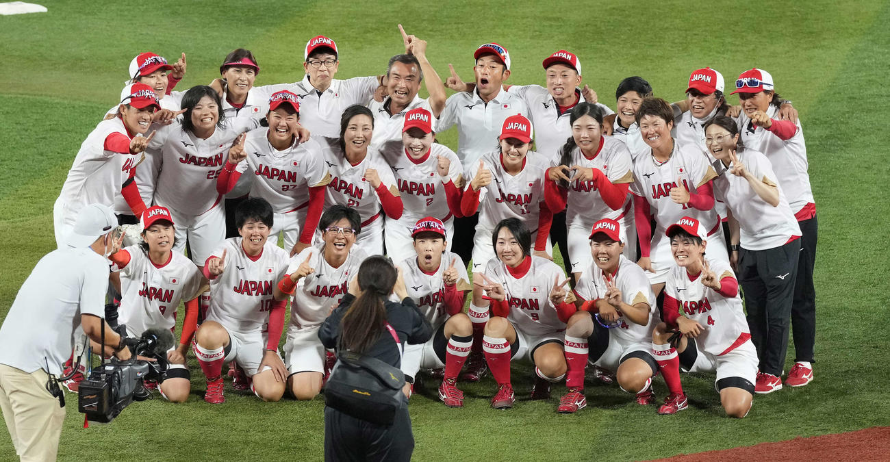 日本対米国　米国に勝利し優勝を決め、記念撮影する上野（中列左）らソフトボール日本代表（撮影・鈴木みどり）