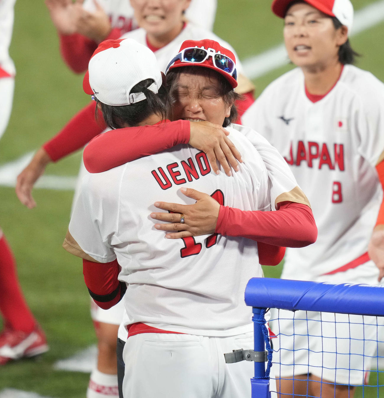 日本対米国　米国に勝利し優勝を決め、上野（手前）と抱き合って喜ぶ宇津木監督（撮影・鈴木みどり）