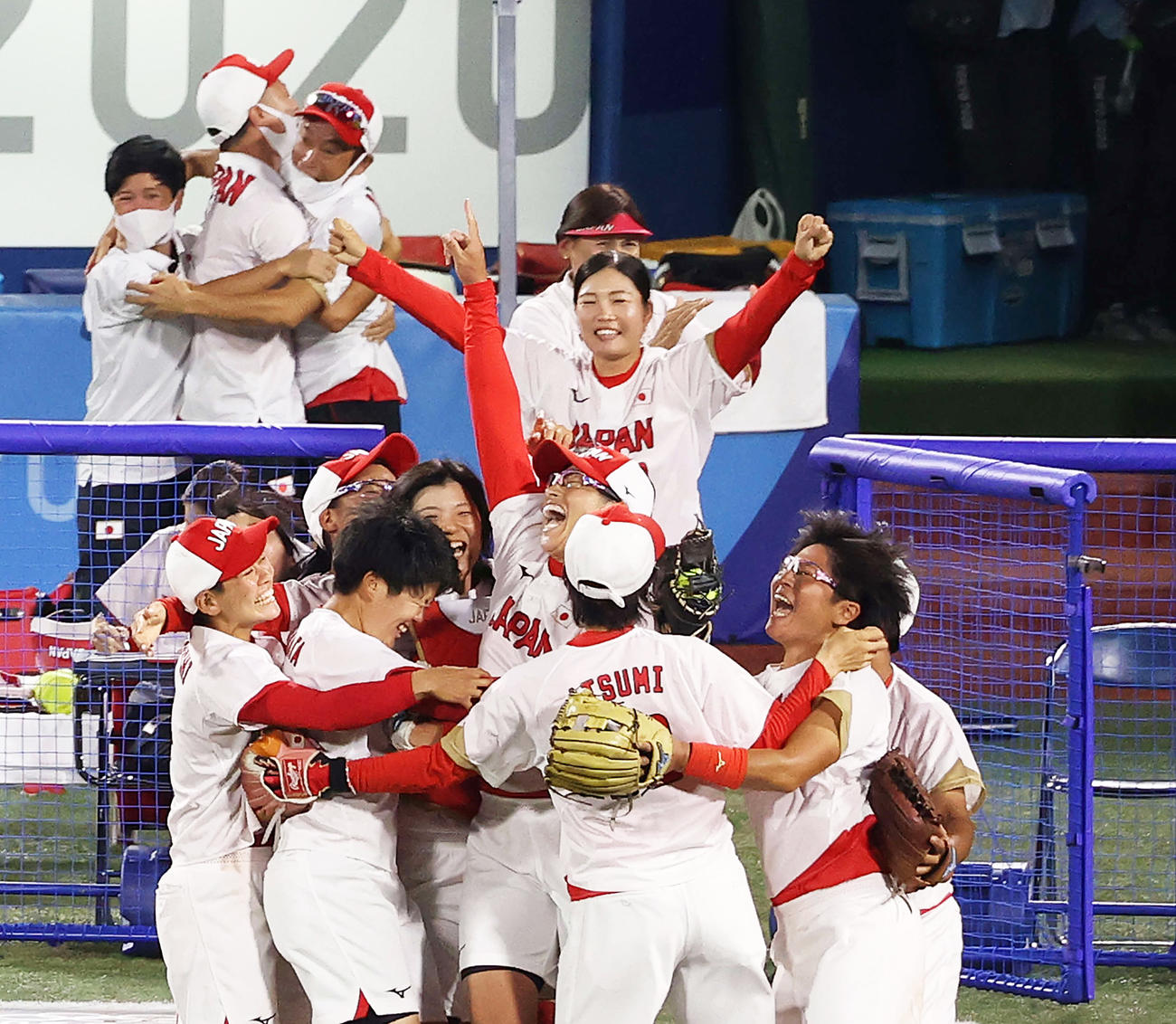 米国に勝利し優勝を決め、喜び合う上野（中央）ら日本ナイン（撮影・河野匠）