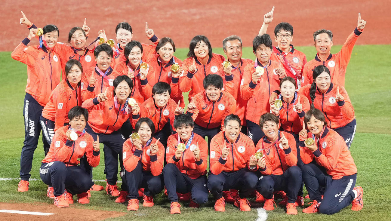 日本対米国　金メダルを手にポーズを取る上野（前列右から3人目）らソフトボール日本代表（撮影・鈴木みどり）