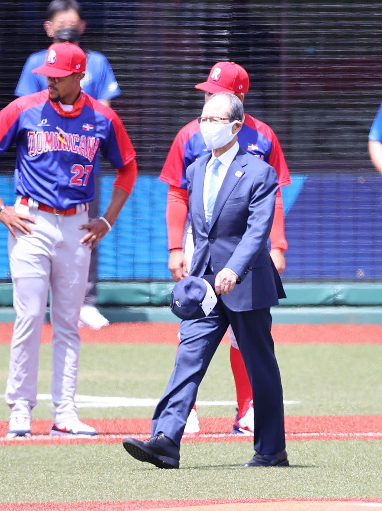 日本対ドミニカ共和国　試合前セレモニーに登場した東京五輪組織委員会の王理事（撮影・河野匠）