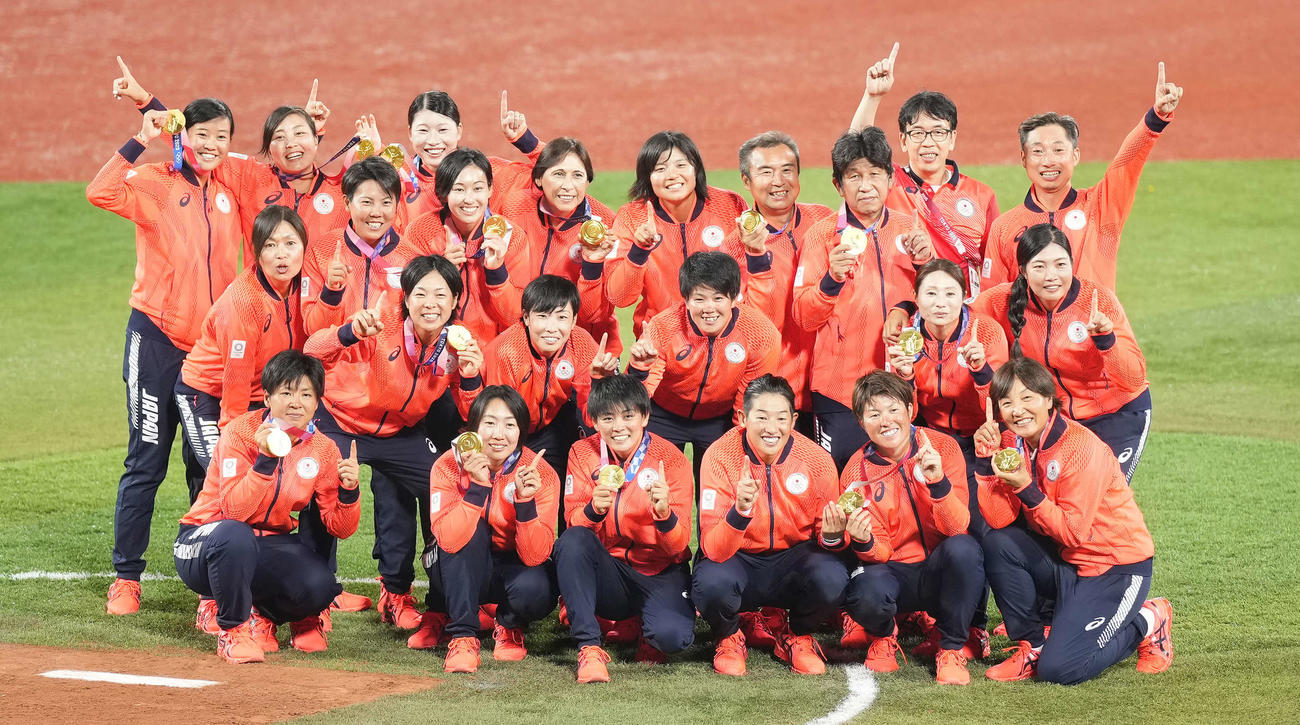 日本対米国　金メダルを手にポーズを取る上野（前列右から3人目）らソフトボール日本代表（撮影・鈴木みどり）
