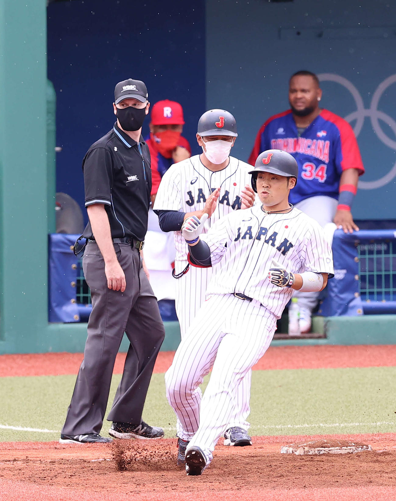 日本対ドミニカ共和国　9回裏日本1死一塁、右前打を放った代打近藤（手前）（撮影・河野匠）