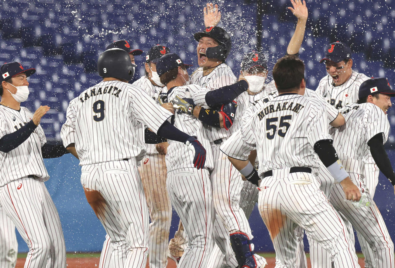日本対米国　10回裏日本1死二、三塁、右翼フェンス直撃のサヨナラ打を放ち仲間から祝福される甲斐（中央）（撮影・河野匠）