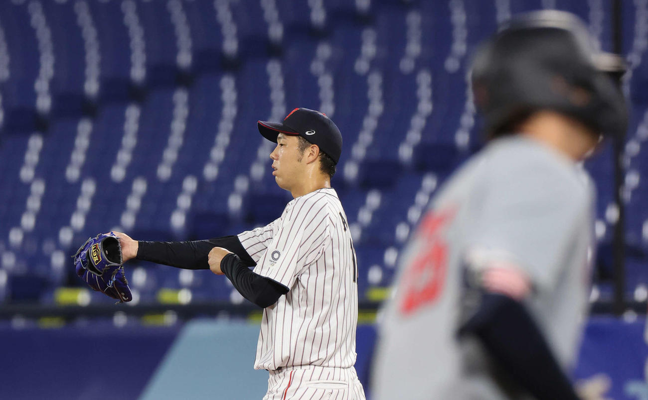 日本対米国　5回表米国無死一、二塁、カサス（手前）に左越え3点本塁打を浴びる青柳（撮影・河野匠）